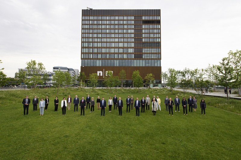 Photo de l'Assemblée plénière 2021 - représentants gouvernementaux des 7 cantons membres devant le campus de la FHNW à Muttenz (BL).