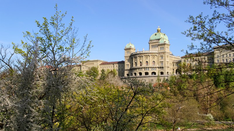 Bundeshaus im Frühling Aussensicht mit Kuppel