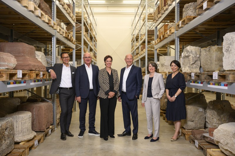 Bildlegende (von links): Regierungsrat Thomi Jourdan, Vize-Regierungspräsident Isaac Reber, Regierungspräsidentin Monica Gschwind, Regierungsrat Anton Lauber und Regierungsrätin Kathrin Schweizer, Landesschreiberin Elisabeth Heer