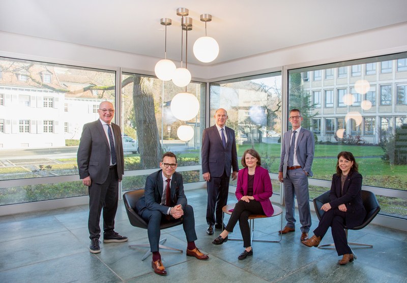 Gruppenfoto mit allen fünf Regierungsratsmitgliedern