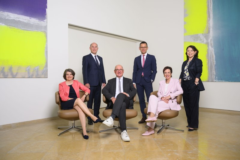 Gruppenfoto mit allen 5 Regierungsratsmitgliedern