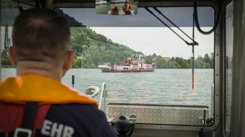 Blick aus dem Führerstand des Ölwehr-Einsatzbootes PEGASUS zum Feuerlöschboot BL, das zum Setzen der Bojen für Ölwehrsperren eingesetzt wird. (Bild: AMB)