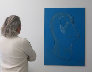 Anna Diehl: Vogelmaske, 2022, Ölfarbe und Pastellkreide auf Leinwand, Sammlung Kunstkredit Archäologie und Museum Baselland, Inv. Nr. K1. 4439 (Ankauf 2022)