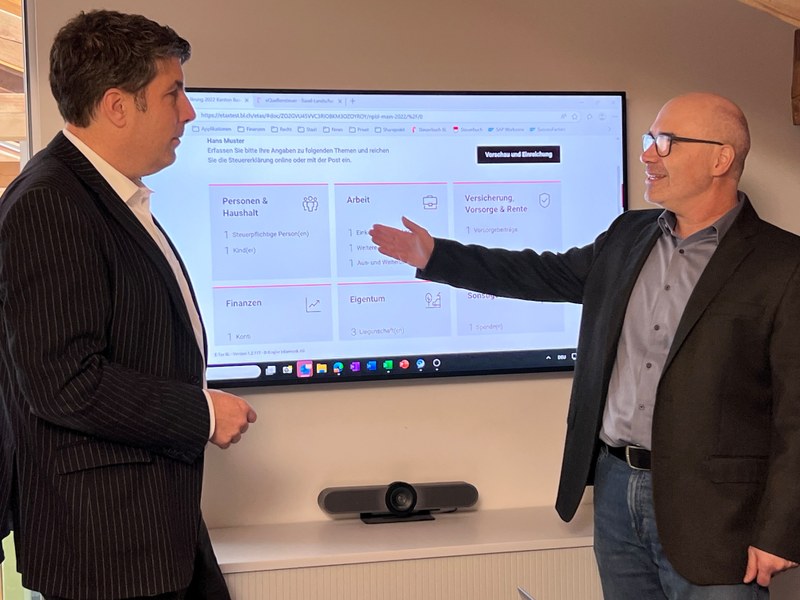Michael Schwaller, Vorsteher Steuerverwaltung im Gespräch mit Christian Hablützel, stv. Vorsteher Steuerverwaltung (Foto: Yvonne Luginbühl)