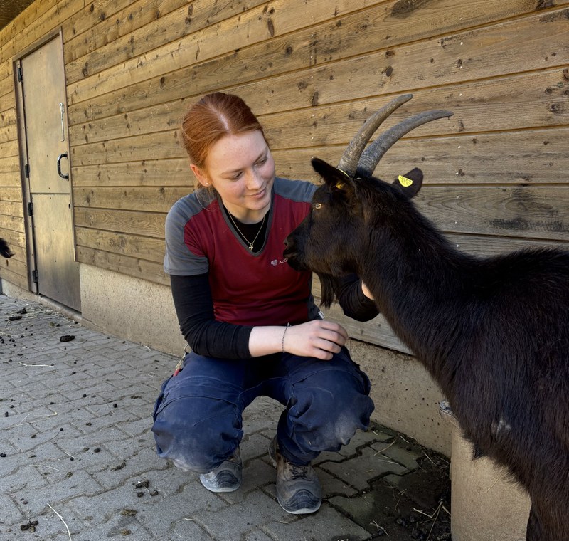 Leanne mit Ziege Rasse Nera Verzasca (Foto: Kathrin Alispach)