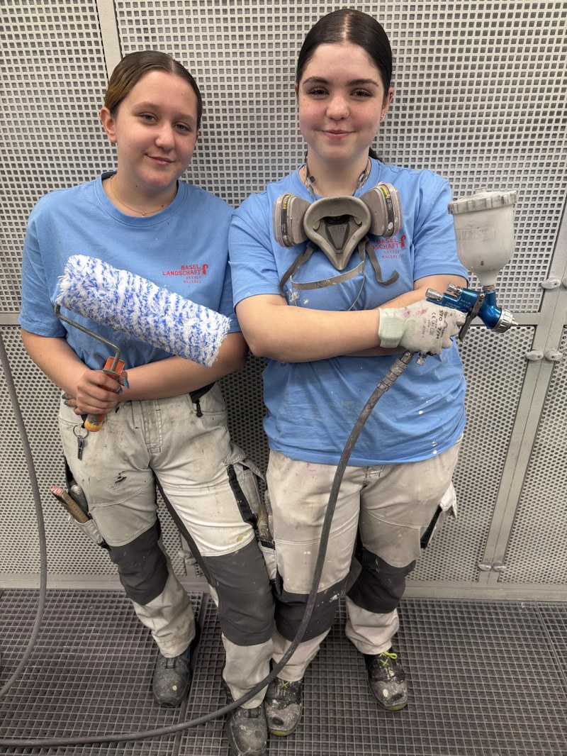 Im Arxhof lernen Cloie und Lara ihren künftigen Beruf als Malerinnen.