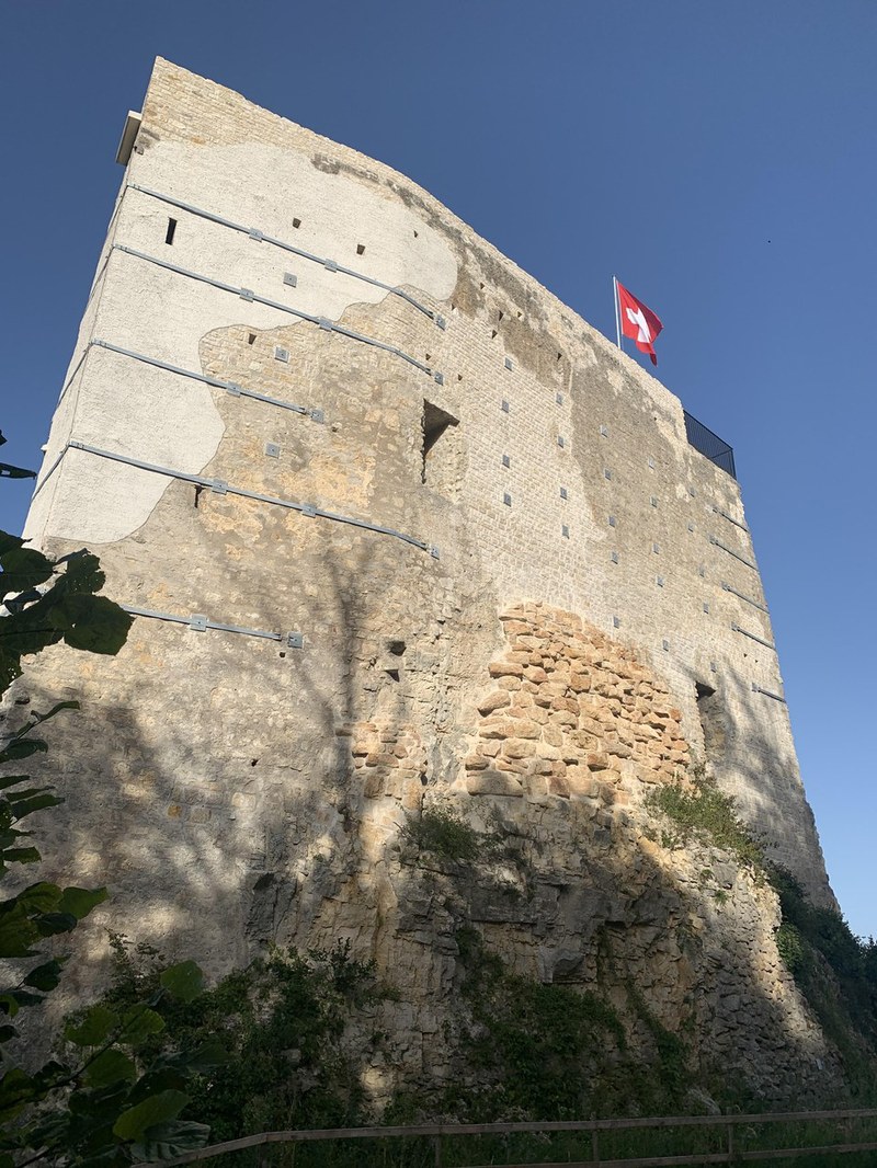 Die gewaltige Schildmauer