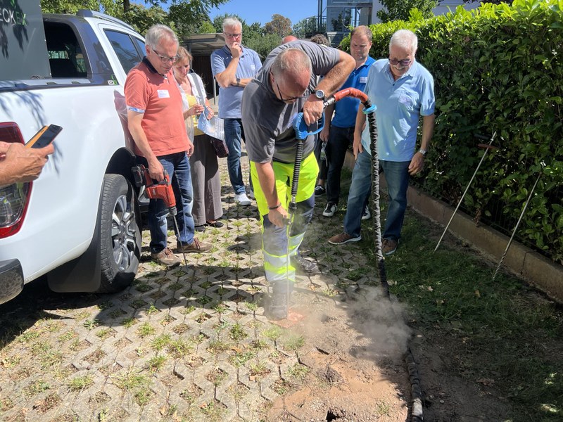 Demonstration und Austausch zur Bekämpfung von invasiven Tapinoma-Ameisen mit Heisswasser für Behörden von Gemeinden, Kantonen und Bundesländern in Kehl (D). Mit einer Lanze wird heisses Wasser und Dampf mit einer Temperatur von 120°C bis einen Meter in den Boden hinein injiziert, um auch an die tief liegenden Nester zu gelangen (Quelle: AUE)