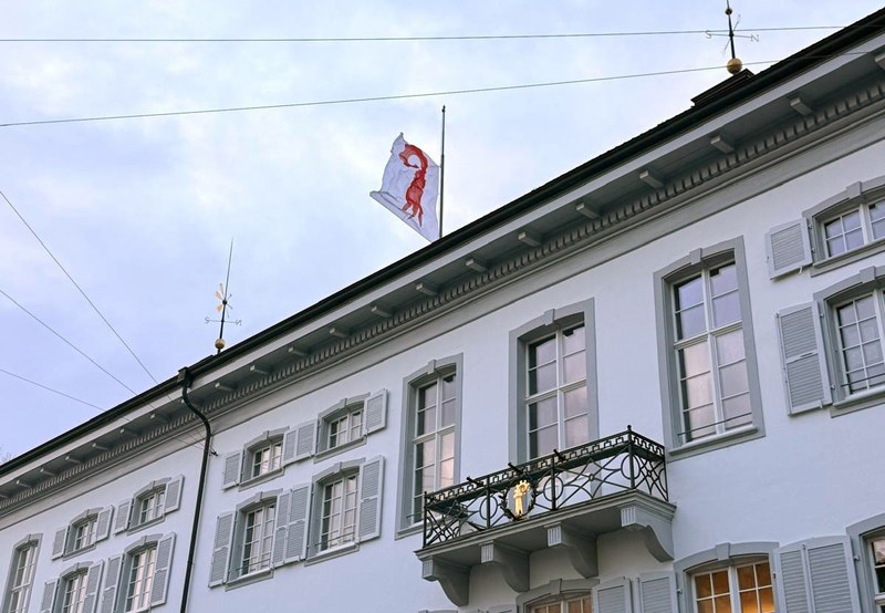 Baselbieter Fahne auf dem Liestaler Regierungsgebäude auf Halbmast