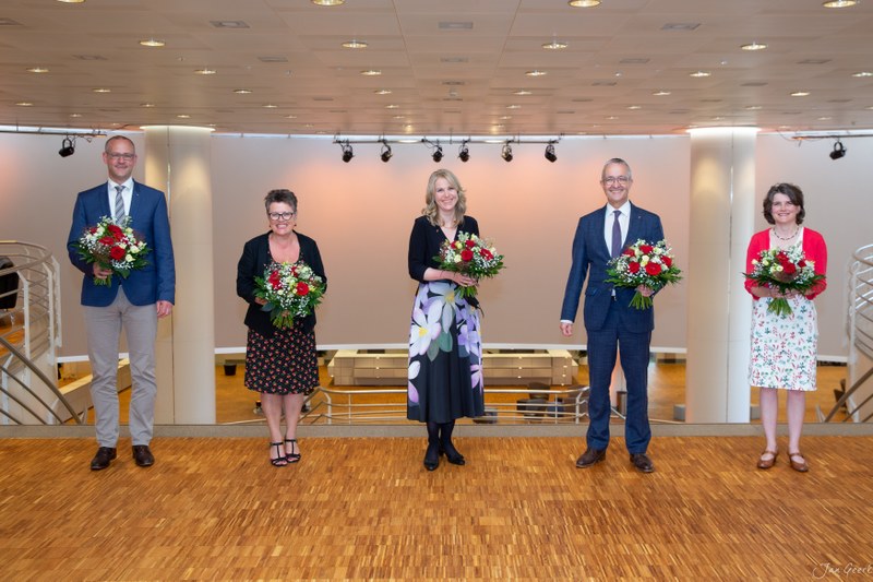 Die gewählten Präsidien und Vizepräsidien von Landrat und Regierungsrat (v.l.n.r): Pascal Ryf, 2. Vizepräsident des Landrats, Lucia Mikeler Knaack, 1. Vizepräsidentin des Landrats, Regula Steinemann, Landratspräsidentin, Thomas Weber, Regierungspräsident und Kathrin Schweizer, Vizepräsidentin des Regierungsrats.