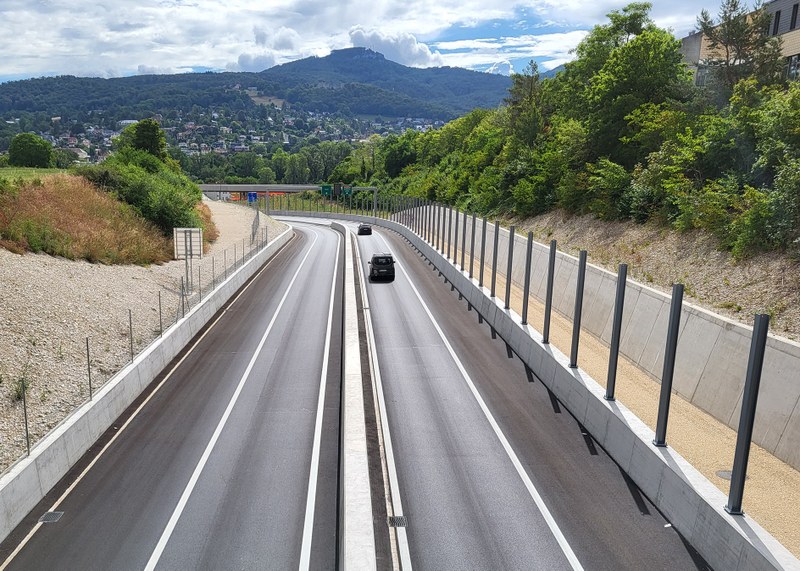 A18: Vollanschluss Aesch, vorbereitete Träger für Lärmschutzwandmontage