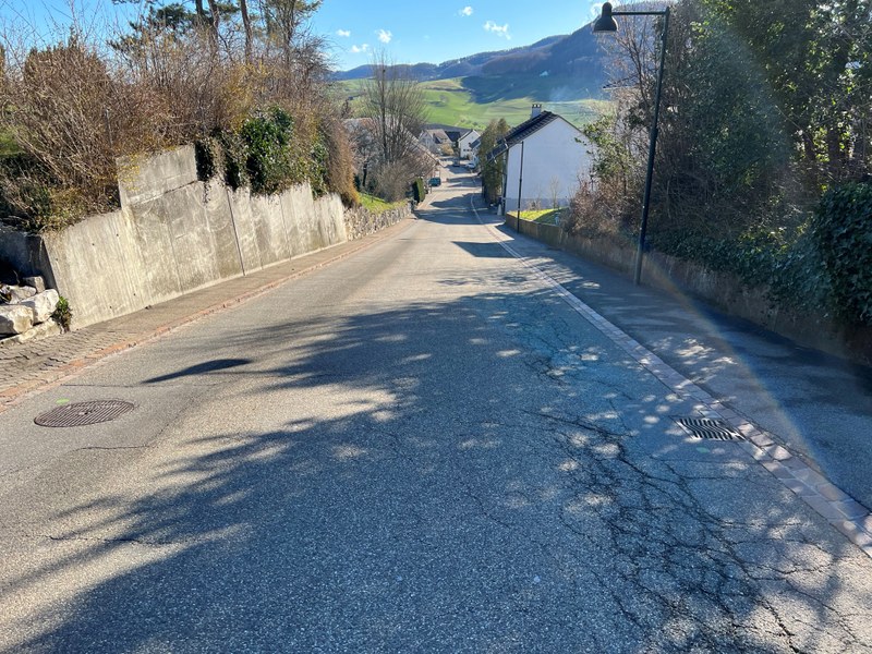 Hauptstrasse in Fahrtrichtung Ueligasse