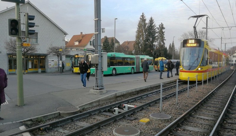 Tramlinie und Bushof beim Bottminger Schloss