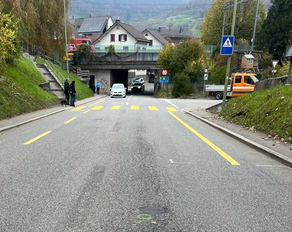 Schadhafte Zunzgerstrasse in Sissach, im Hintergrund der Eisenbahnviadukt