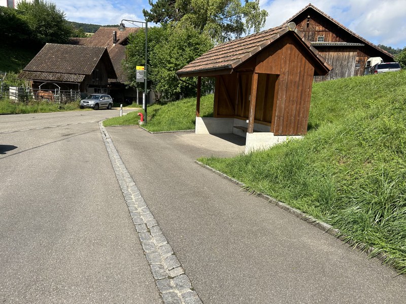 Bushaltestelle mit Wartehäuschen aus Holz