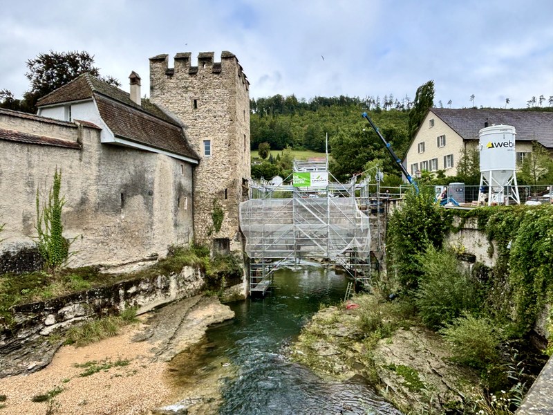 Eingerüstete Steinbogenbrücke