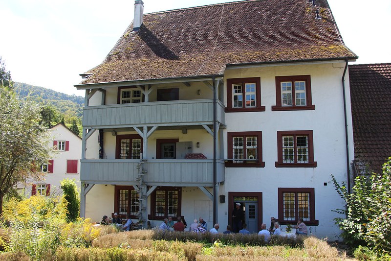 03 Mittagslunch im Pfarrhausgarten (1)