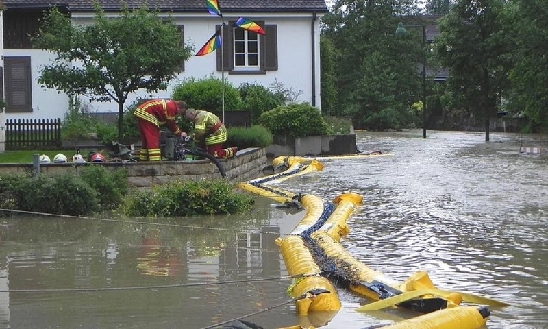 Hochwasser 2013, Abschnitt Bachgasse: Feuerwehr von Biel-Benken im Einsatz