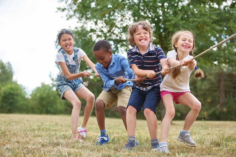 Primarschulkinder beim gemeinsamen Seilziehen