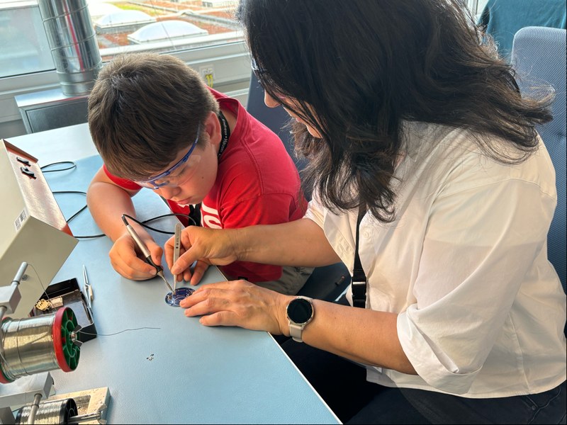 Family-Event: Fertigen und Löten eines elektronischen Würfels bei Endress+Hauser