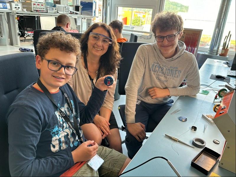 Family-Event: Fertigen und Löten eines elektronischen Würfels von Endress+Hauser