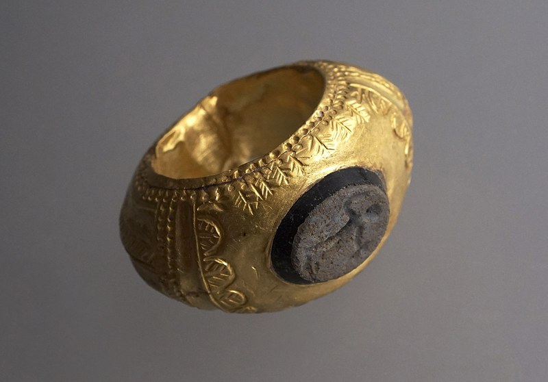 Ansicht des goldenen Prunkfingerrings, 3. Jh. n. Chr. Auf der Glasgemme ist wohl Merkur, der Gott des Handels, dargestellt.