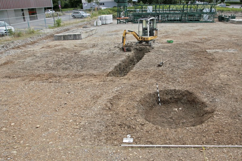 Aufsicht und Querschnitt einer grossen, mit Lehm abgedichteten Grube von 6 × 11 Metern. Sie war mit Lehm abgedichtet und diente wohl der Lagerung respektive Reifung von Dung.