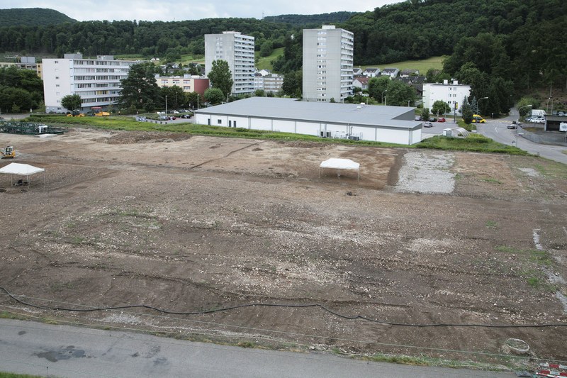 Überblick über das Areal zu Beginn der Grabungen. Im Vordergrund zeichnen sich schemenhaft die Umrisse eines rätselhaften langen Steinbaus ab.