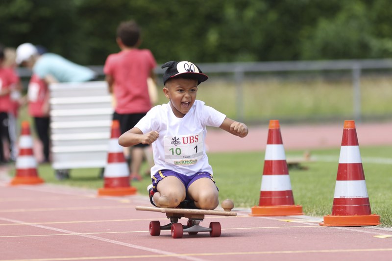 Beim Roll-Curling punktet wer mit dem Rollbrett ins Zentrum gelangt.