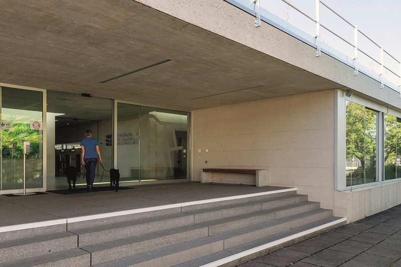 Treppe vor öffentlichem Gebäude