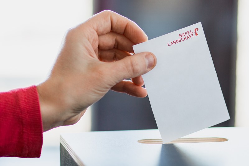 Urne mit Wahlzettel