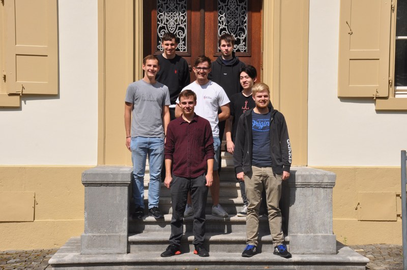 FKD-Informatiker-Abschluss 2020 von links nach rechts: Benjamin Girard, Informatiker EFZ, Maurice Weber, Informatiker EFZ, Philipp Gisin, Informatiker EFZ, Simon Jäggi, Informatiker EFZ, Roy Aregger, Informatiker EFZ, Fabian Zeller, Informatiker EFZ, Jérôme Weber, Informatiker EFZ
