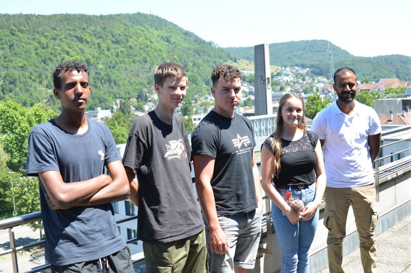 BUD-Lernende 2020 von links nach rechts: Even Ermias, Strassenbaupraktiker EBA, Tiefbauamt/Kreis 1al, Lukas Hänzi, Fachmann Betriebsunterhalt EFZ, Tiefbauamt/Kreis 3, Flavian Rebmann, Strassenbauer EFZ, Tiefbauamt/Kreis 1, Fabienne Strub, Kauffrau EFZ (WMS), Amt für Raumplanung, Babith Sinnathurai, Kaufmann EFZ (WMS), Amt für Industrielle Betriebe