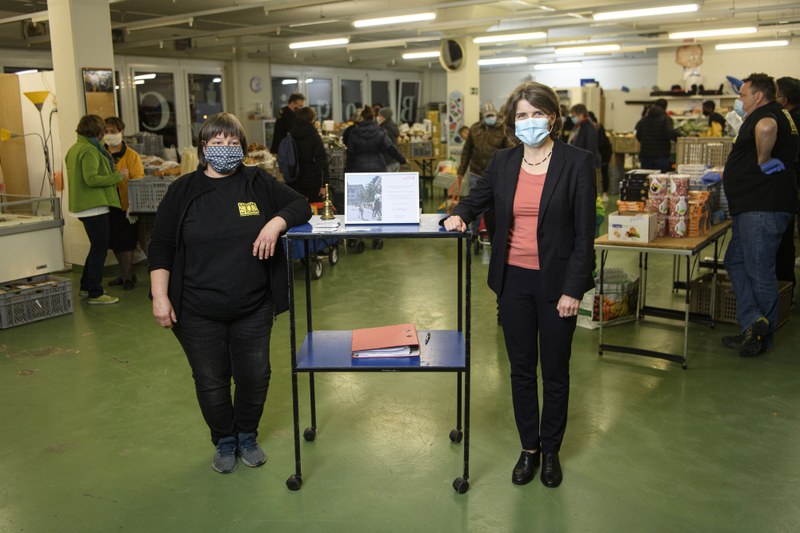 Sylvie Anderrüti von Cartons du Coeur Baselland (li) freut sich mit Regierungsrätin Kathrin Schweizer über den Preis als willkommenen Zustupf. (Foto SID/D. Plüss)