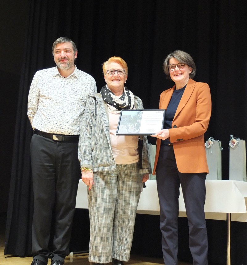 Jurypräsident Thomas Nigl, Präsidentin des Gönnervereins Zentrum Ergolz Ursula Roos und Regierungsrätin Kathrin Schweizer präsentieren die Gewinnerurkunde.