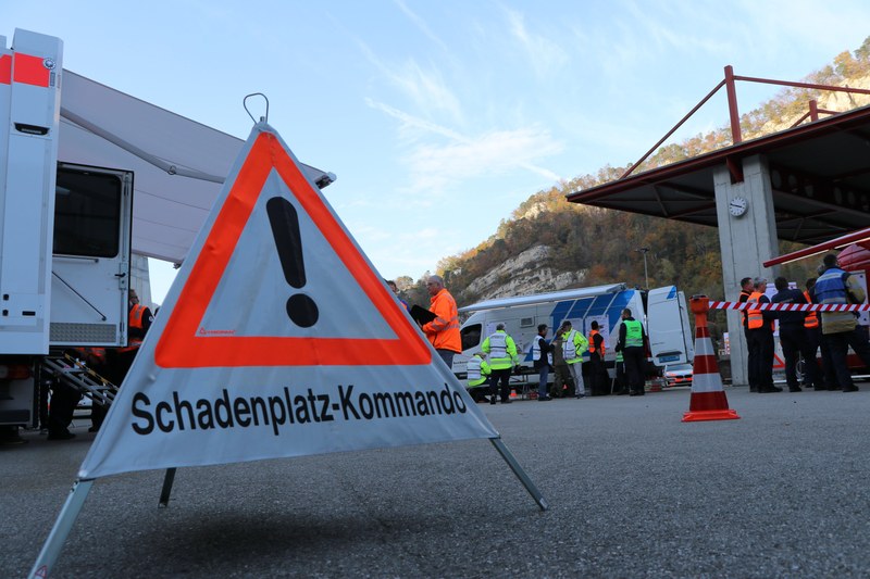 Die kantonalen Führungsstäbe BL und SO sowie ASTRA und NSNW übten einen Grossunfall im Belchentunnel.