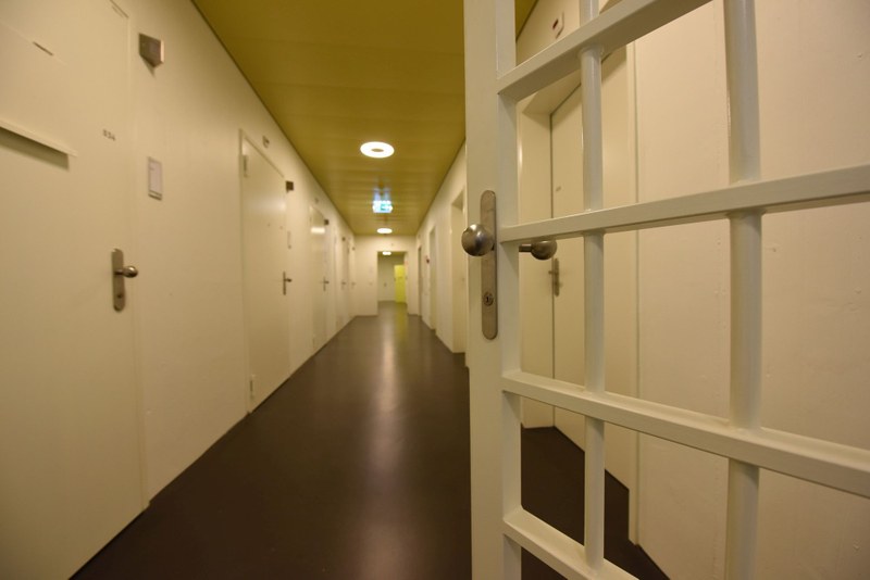 Symbolbild  Gefängniskorridor mit Gittertüre