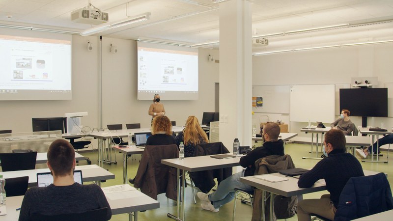 Moderatorinnen und Moderatoren werden über den Ablauf der virtuellen Orientierungstage instruiert.