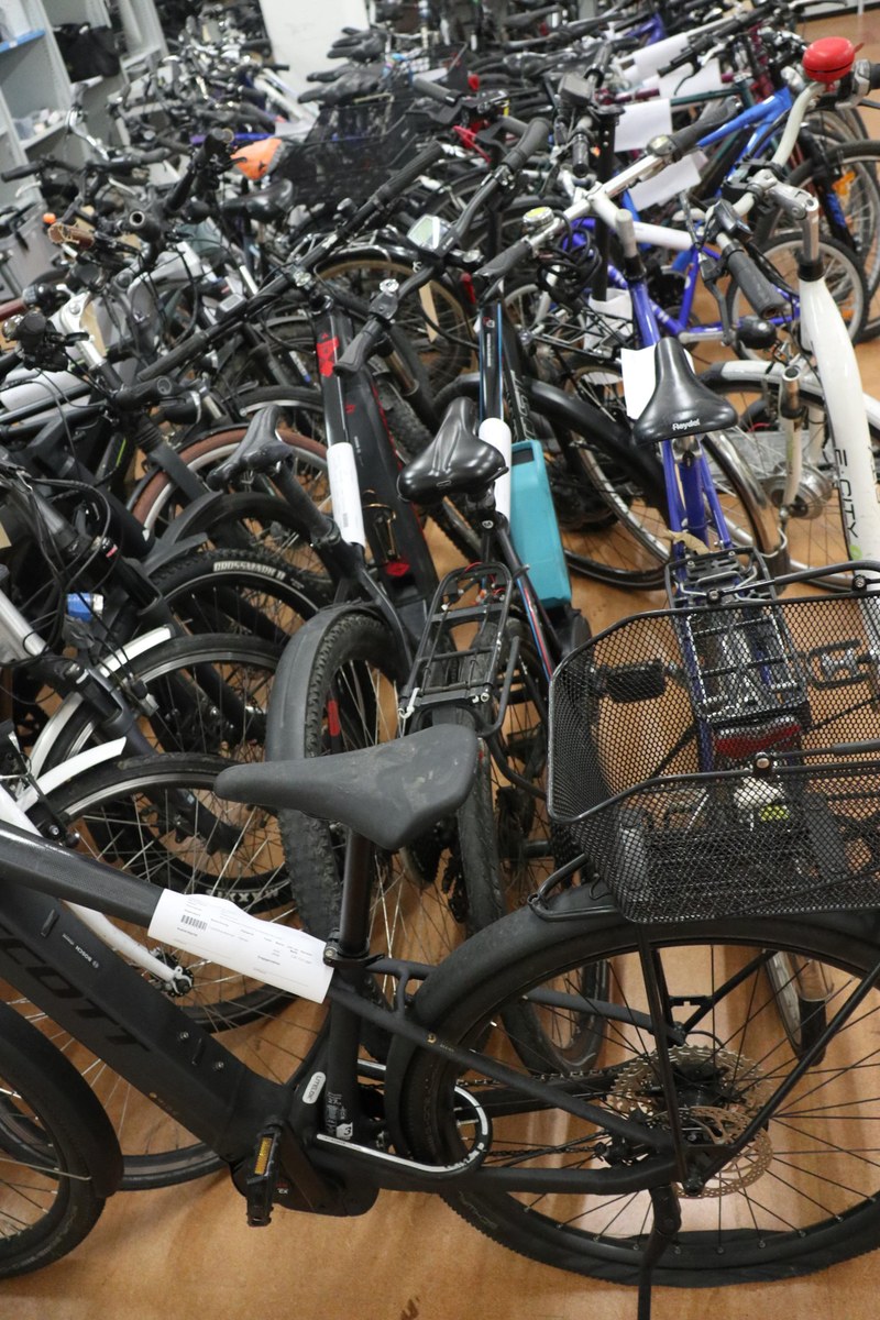Versteigerung von 4 Autos, 1 Lieferwagen und rund 135 Velos diverser Marken (E-Bikes, E-Scooter, Mountainbikes, Rennvelos, Herren-, Damen-, Kindervelos etc.)
