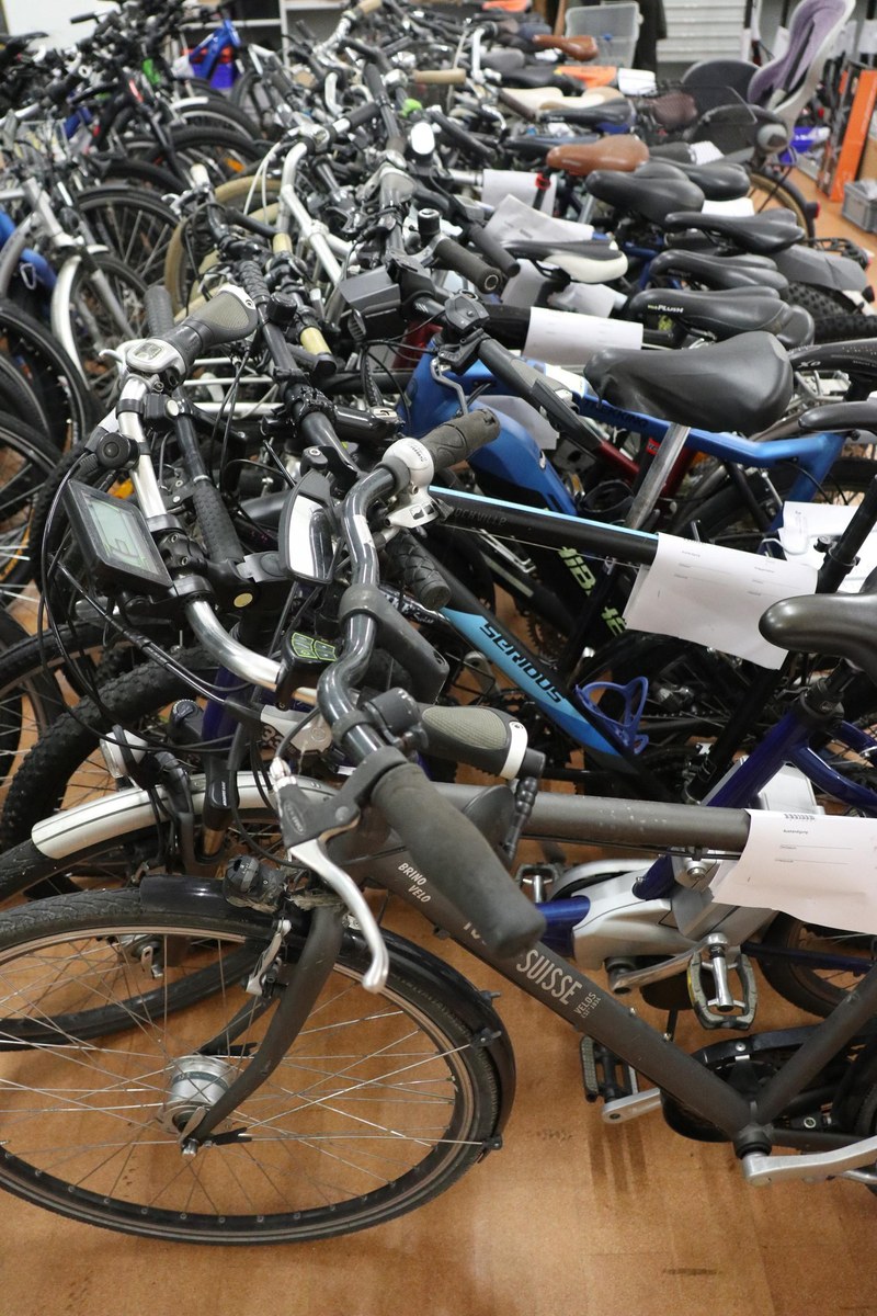 Versteigerung von 5 Autos und rund 110 Velos diverser Marken