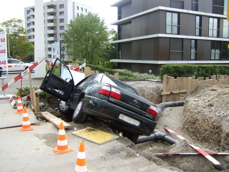 csm_muttenz_338_selbstunfall_pw_baugrube_1_250513_.jpg