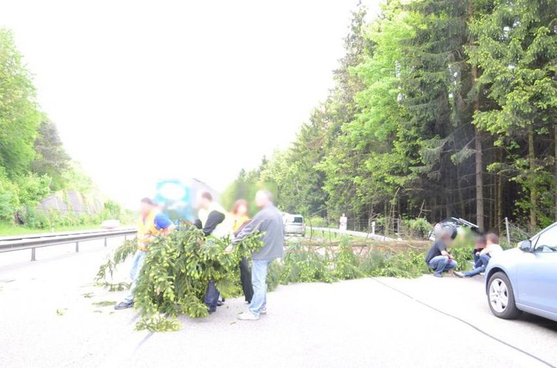 csm_arisdorf_a2_351_selbstunfall_stau_1_180512_1ba.jpg