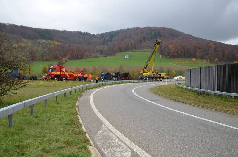 csm_sissach_a2_lastwagen_umgekippt_4_121112_285c1a.jpg