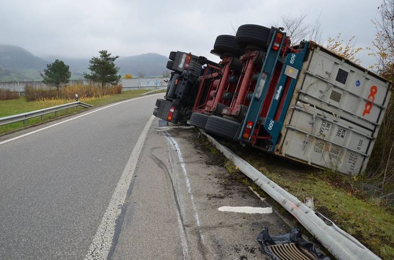 csm_sissach_a2_lastwagen_umgekippt_1_121112_e77726.jpg
