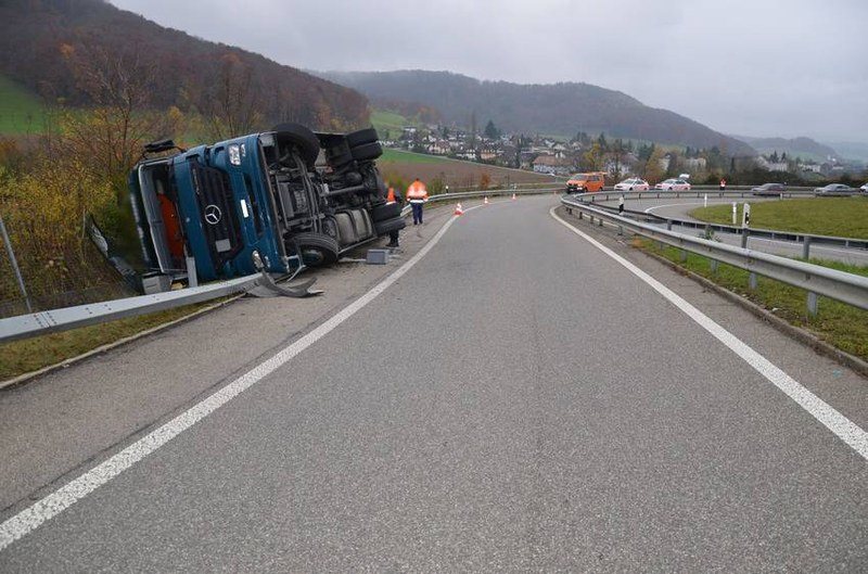 csm_sissach_a2_lastwagen_umgekippt_2_121112_ab1feb.jpg