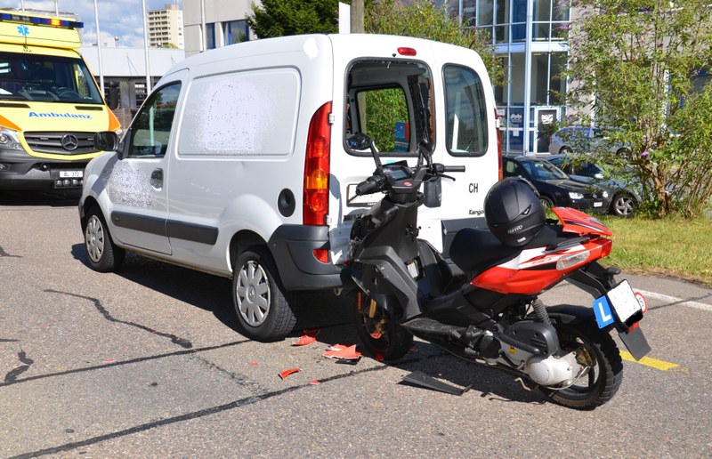 2017_06_29_Pratteln_Auffahrkollision_Roller_LfW_2