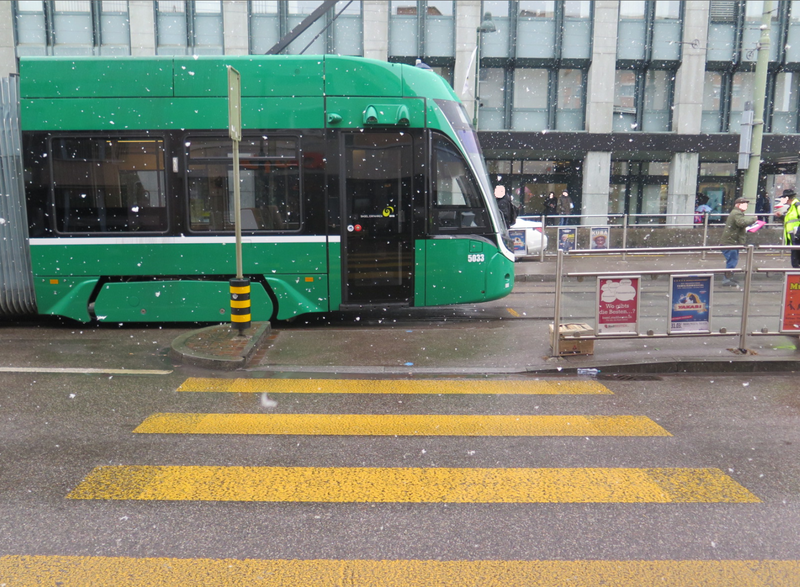 2017_02_10_Birsfelden_VU_Fussgängerin_Tram