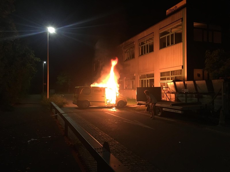Lieferwagen bei Brand vollends zerstört – Polizei sucht Zeugen