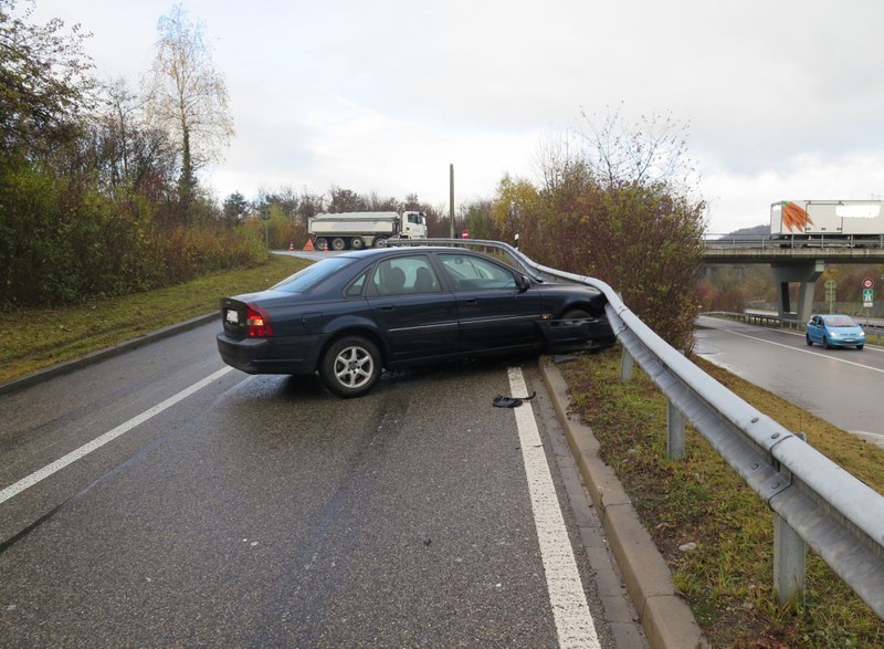 2016_11_17_Sissach_VU_Selbstunfal_Pw_2
