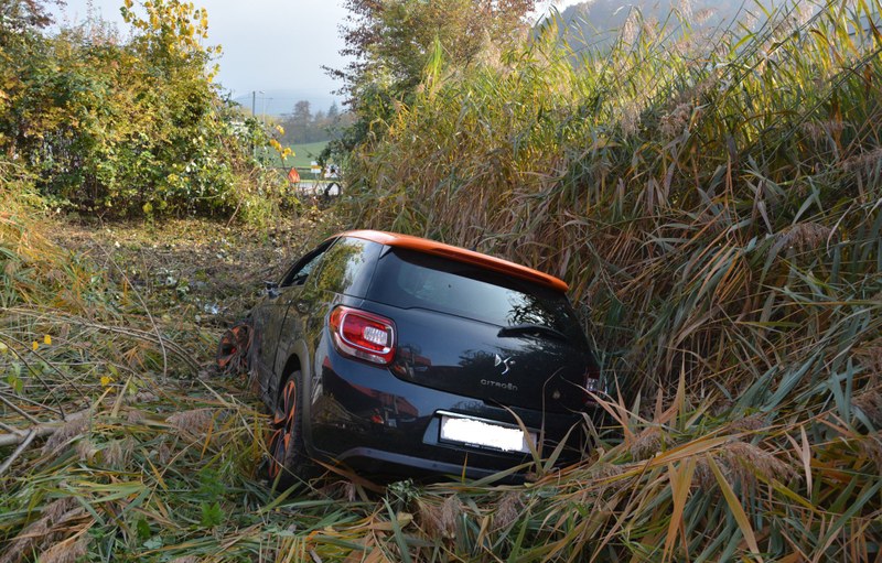 2016_10_29_Sissach_VU_Pw_Selbstunfall_1